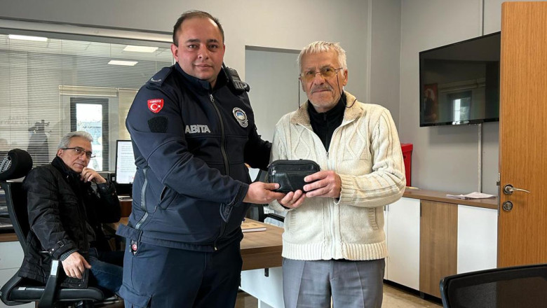Kaybolan Çantayı Zabıta Teslim Etti
