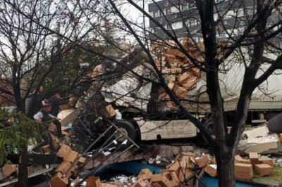 Ankara'da duvara çarpan tırın sürücüsü öldü