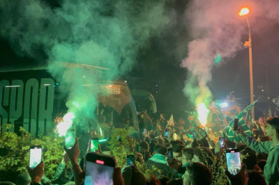 Bursaspor'u taraftarları, coşkuyla karşıladı