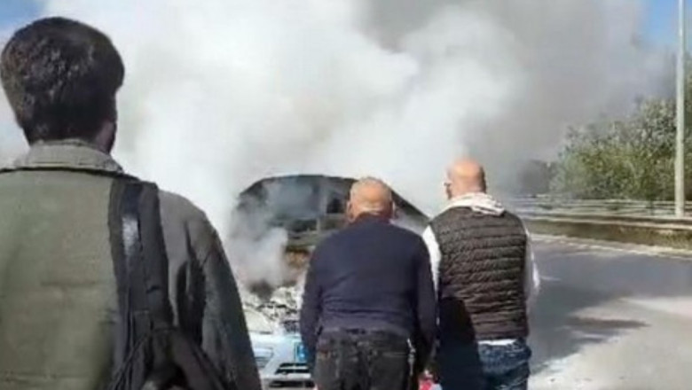 Sakarya'da yanan otomobilini çaresizce izleyen sürücüye vatandaşlar yetişti