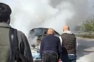 Sakarya'da yanan otomobilini çaresizce izleyen sürücüye vatandaşlar yetişti