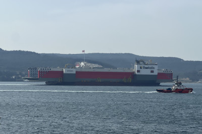 Dev Yüzer Havuz Çanakkale Boğazı'ndan Geçti