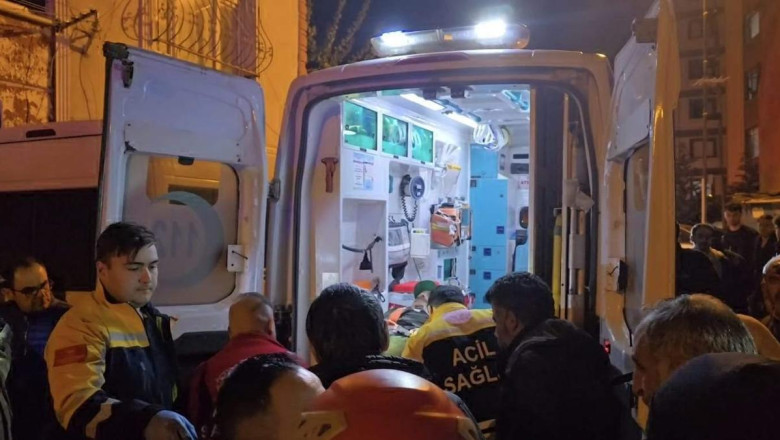 İstanbul - Sultanbeyli'de boru tamir eden kişi göçük altında kalarak yaralandı