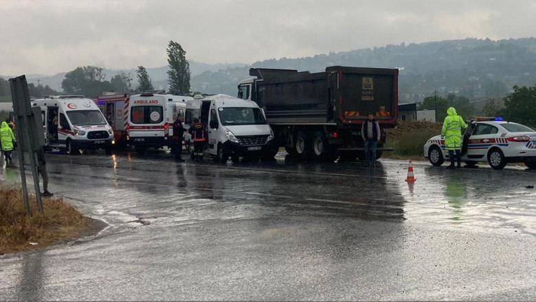 Yalova'da Kamyon Minibüsle Çarpıştı: 3 Yaralı