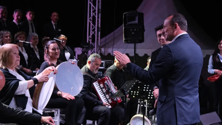 Çiftlikköy’de Türk Halk Müziği Korosu gönülleri fethetti