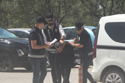 Yalova'da Alkol Alırken Tartıştığı Arkadaşını Boğazından Bıçaklayan Zanlı Adliyede