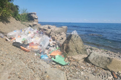 Deniz Manzarası Değil, Çöp Yığınları!