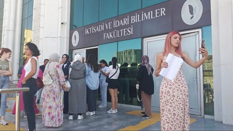 Yalova'da trafik kazası nedeniyle onlarca öğrenci AÖF sınavına geç kaldı