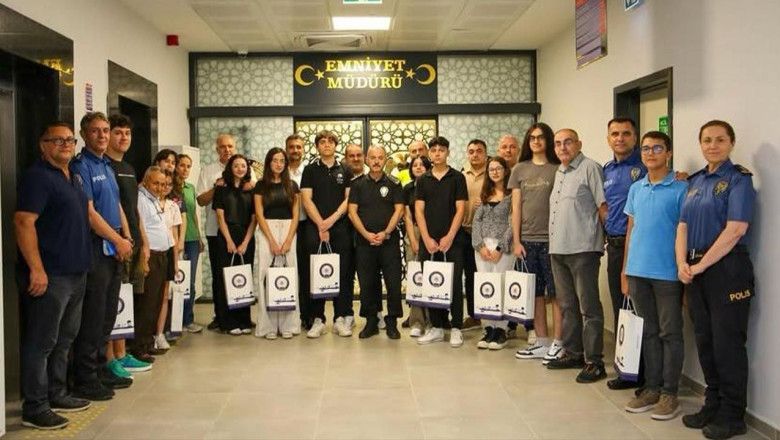Emniyet Müdürü Gençleri Tebrik Etti
