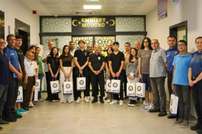 Emniyet Müdürü Gençleri Tebrik Etti