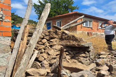 Balıkesir’de 4.9 büyüklüğünde depremde 2 metruk evde çökmeler meydana geldi