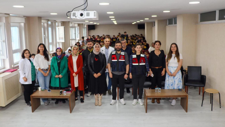 Çınarcık Mesleki ve Teknik Anadolu Lisesi’nde Siber Güvenlik Semineri Düzenlendi