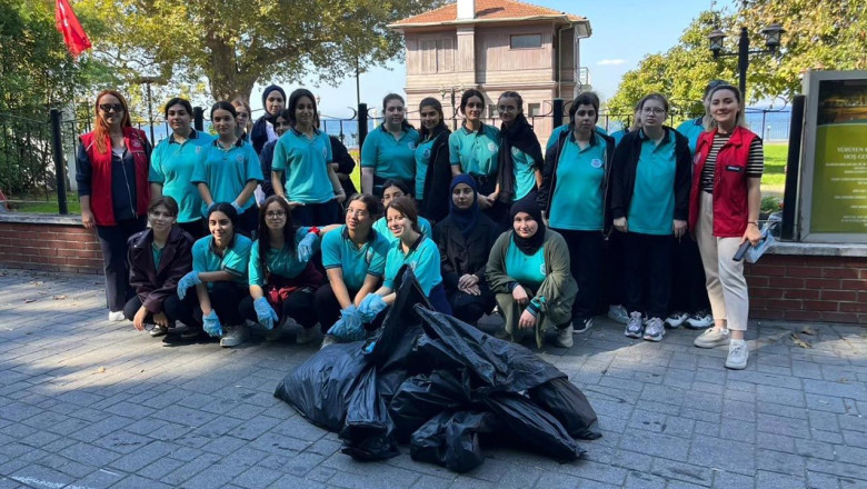 Öğrenciler Çevreyi Temizledi