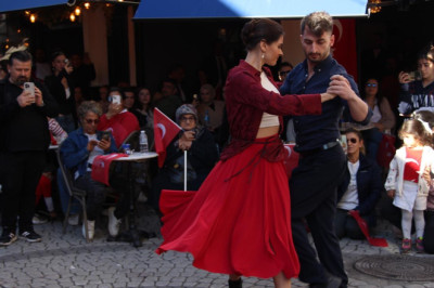 Yalova Kafeler Sokağı’nda Geleneksel ve Modern Dans Bütünleşti