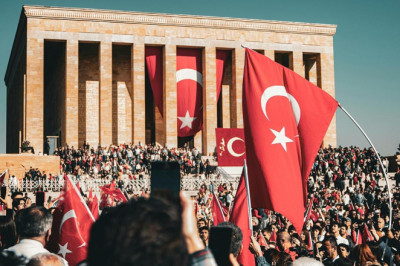 Biz Buradayız Atam, Cumhuriyet Senin Çocuklarınla Dimdik Ayakta!