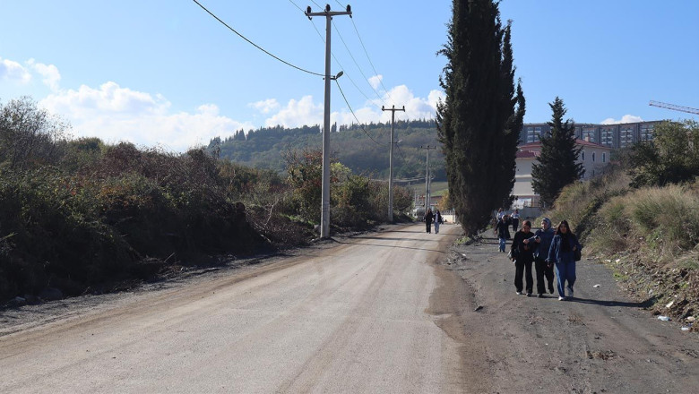 Yurt Yolunda Kaldırım Yok, Çamur Çok