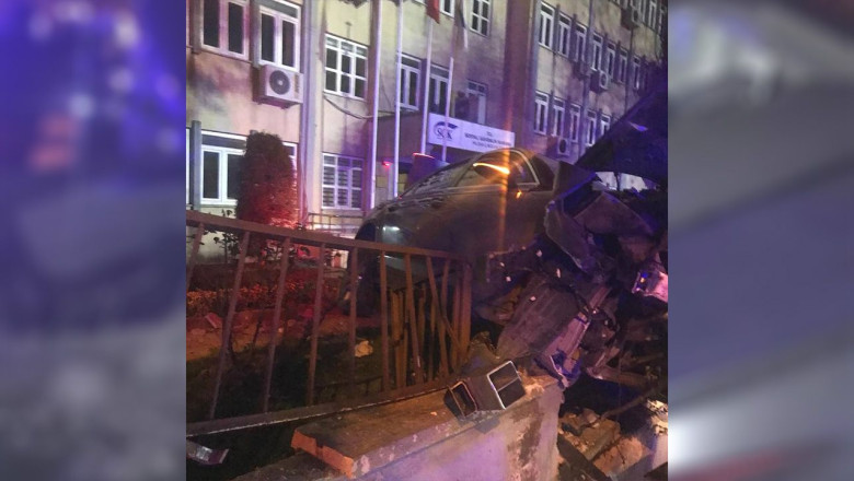 Kontrolden Çıkan Araç SGK Duvarını Yıktı