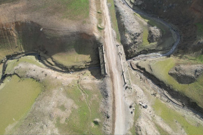 Su Seviyesi Düşen Gökçe Barajı'nda Tarihi Yolun Kalıntıları Gün Yüzüne Çıktı
