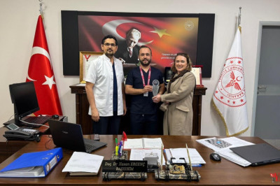 BİKAMDER’den Hayat Kurtaran Doktora Teşekkür Plaketi