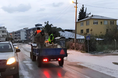 Çiftlikköy Belediyesi Ekiplerinden Kar Mesaisi