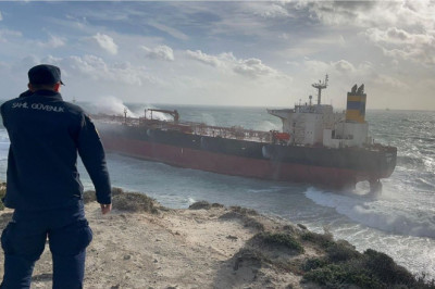 Yalova’ya giden ham petrol tankeri karaya oturdu