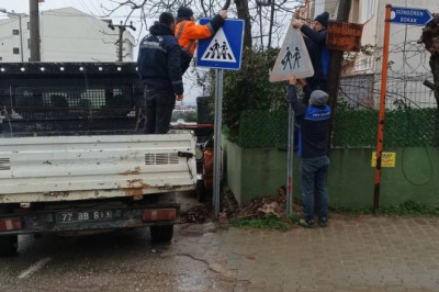 YOL VE TRAFİK TABELALARI YENİLENDİ