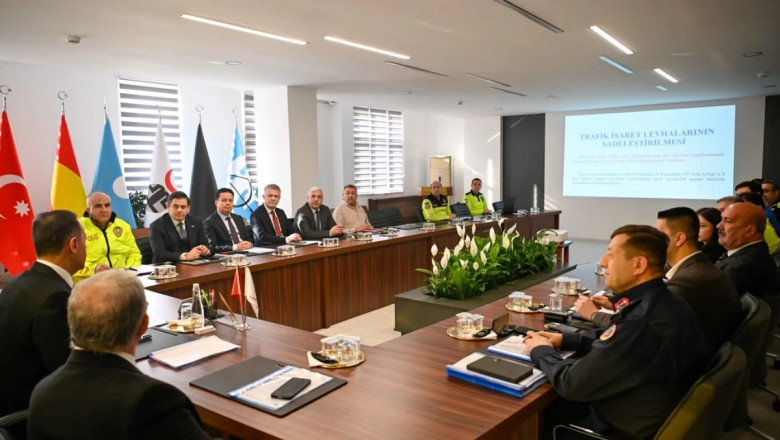 YALOVA’DA TRAFİK LEVHALARI AZALTILDI