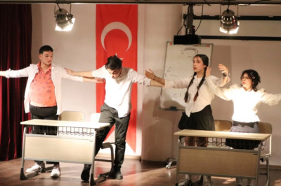 ÇİFTLİKKÖY’DE TİYATRO ŞÖLENİ DEVAM EDİYOR