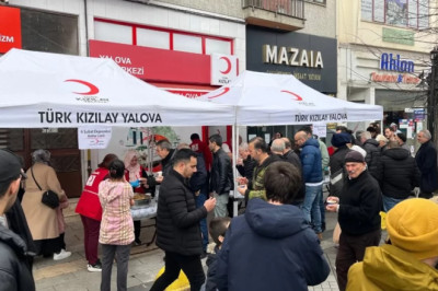KIZILAY’DAN VATANDAŞLARA HELVA İKRAMI