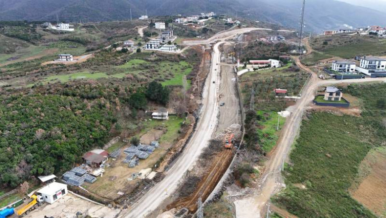 YOL ÇALIŞMALARI HIZ KESMEDEN SÜRÜYOR