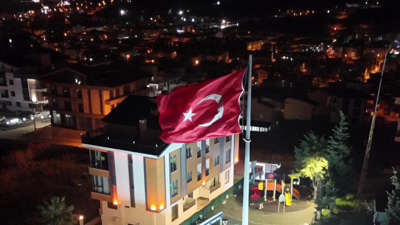 DEV TÜRK BAYRAĞINA ÖZEL AYDINLATMA