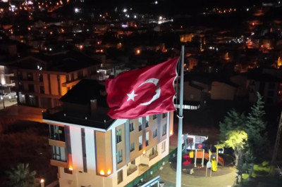 DEV TÜRK BAYRAĞINA ÖZEL AYDINLATMA