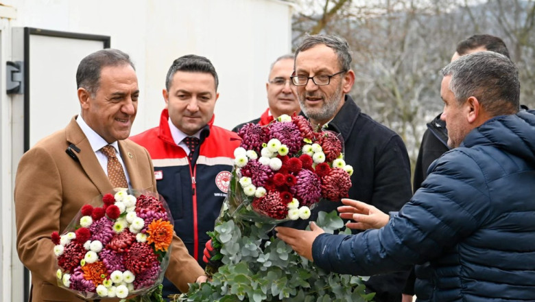 VALİ DR. USTA. ÇİÇEK MEZATINDA