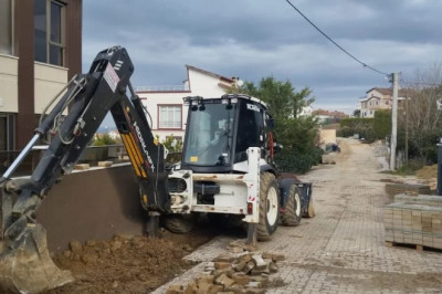 KADIKÖY’DE PARKE YOLLAR YENİLENİYOR