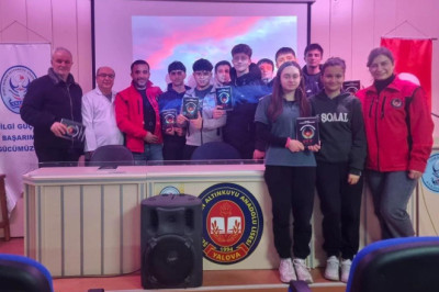 Yalova Emniyeti’nden Öğrencilere “Gençlik ve Güvenli Gelecek” Eğitimi