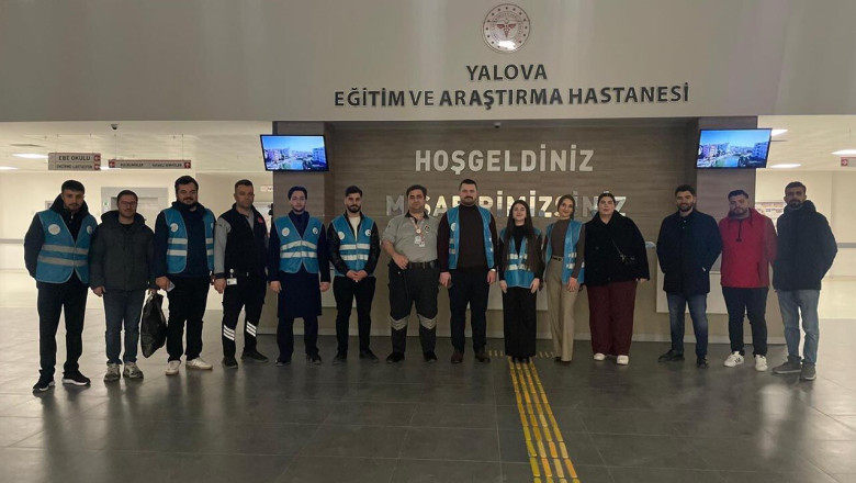 Gençler Sahurda Hastalara ve Personele Moral Dağıttı