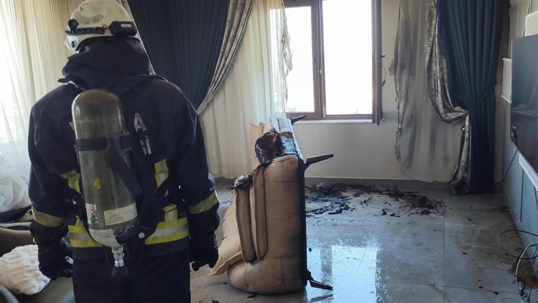 Kanepe ve Perdeler Alev Aldı, Komşular Seferber Oldu