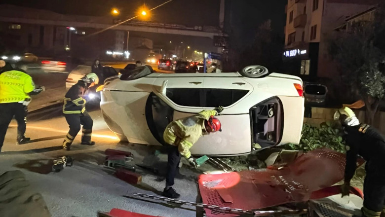 İTFAİYE DEVRİLEN ARACA MÜDAHALE ETTİ