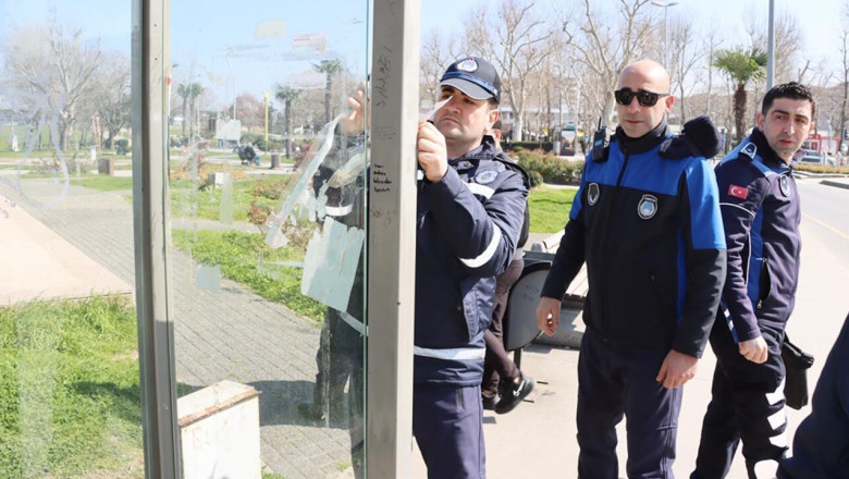 Otobüs Duraklarındaki İzinsiz Afişlere Zabıta Müdahalesi
