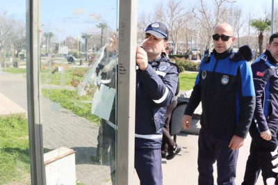Otobüs Duraklarındaki İzinsiz Afişlere Zabıta Müdahalesi