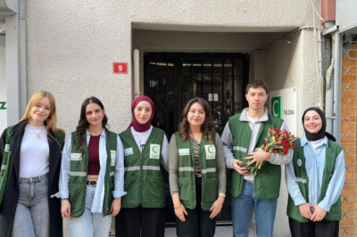 YEŞİLAY GÖNÜLÜLÜLERİNDEN KADINLARA ÇİÇEK