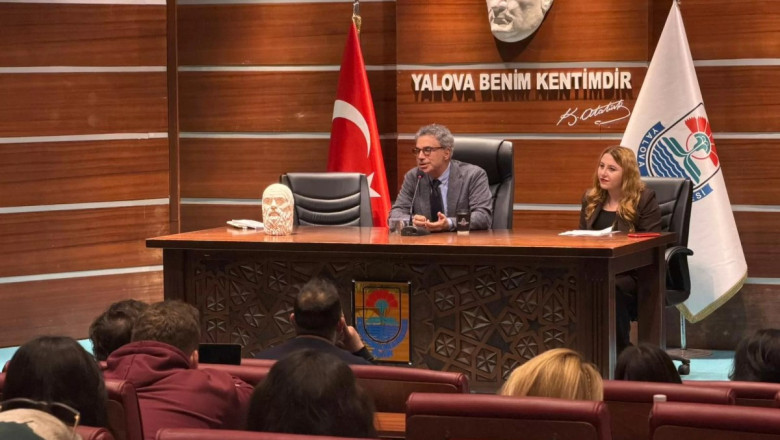 FELSEFE ÜZERİNE KONFERANS GERÇEKLEŞTİRDİ