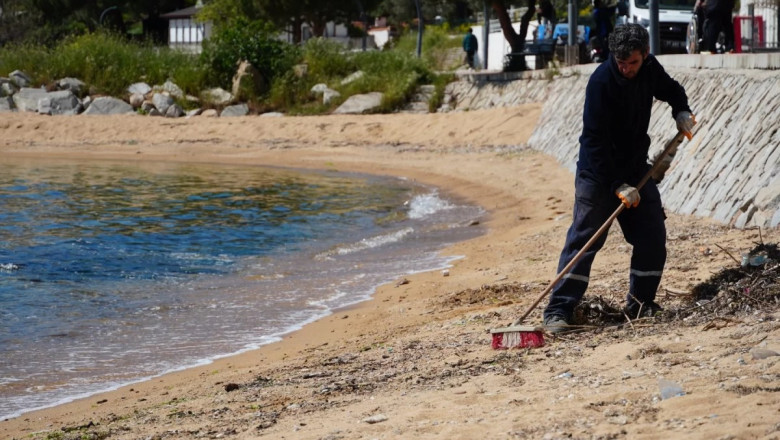 ARMUTLU ÇEVRE TEMİZLİĞİ YAPILIYOR