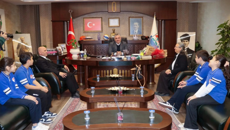 GÜREL KOLTUĞUNU ÖĞRENCİLERE EMANET ETTİ