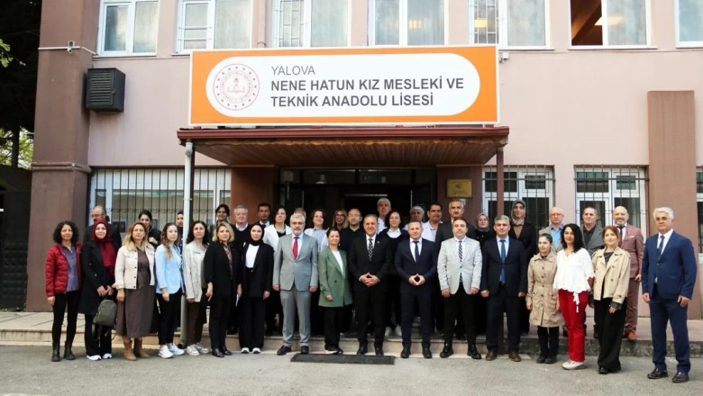 ‘BAYRAĞIMIZI SEVİYORUZ’