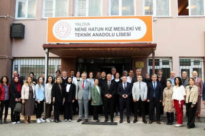 ‘BAYRAĞIMIZI SEVİYORUZ’