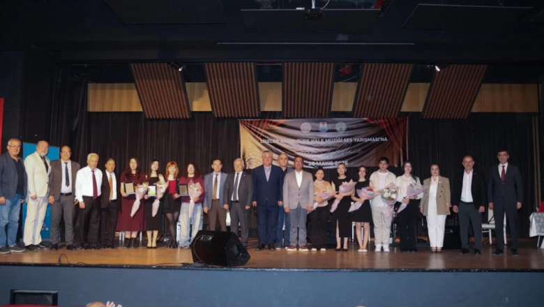 TÜRKÜLERLE GENÇLİK HAFTASINDA ANLAMLI GECE