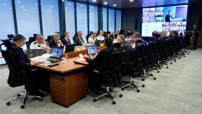 BAKAN ÇİFTÇİ’DEN VALİLERLE SOKAK HAYVANLARI ZİRVESİ