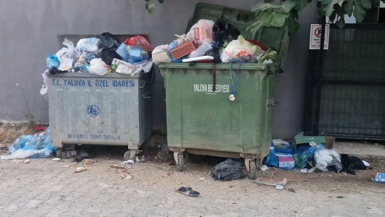 Sugören Köyü sakinlerinden sokağa saçılan çöplere tepki