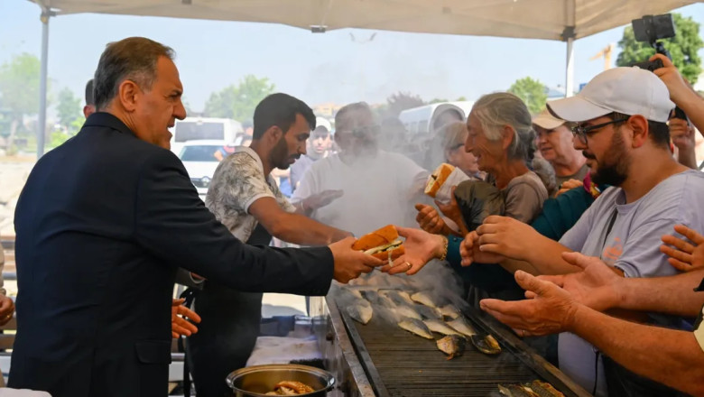 Vali Usta vatandaşa balık ekmek dağıttı